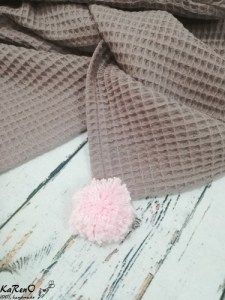 Kocyk bawełniany wafel czekoladowy z pomponikami różowymi