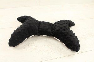 Poduszka motlek czarne koty na białym tle