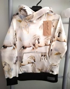 Bluza z kapturem białe konie kangurka