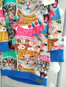 Sukienka dziecięca kangurka koty w szalikach