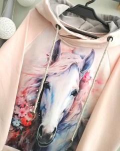 Bluza z kapturem głowa konia w kwiatach